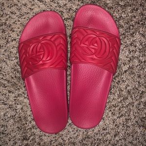 Red metelassé rubber gucci slide
